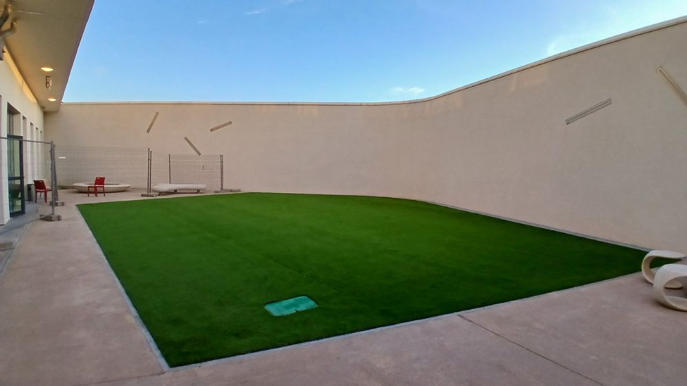 perpignan - Gazon synthétique sur la terrasse de l'Hôpital de Thuir à Perpignan (66) 3.jpg